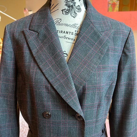 Such a Chic , Classy and Feminine Coat - Picture 7 of 15